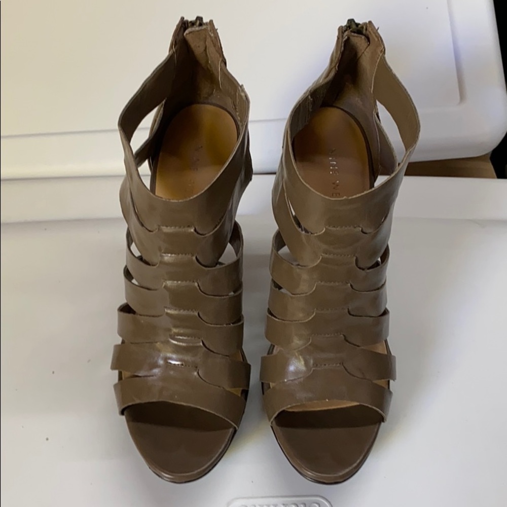 Nine West Caged Heels it comes with the original box.